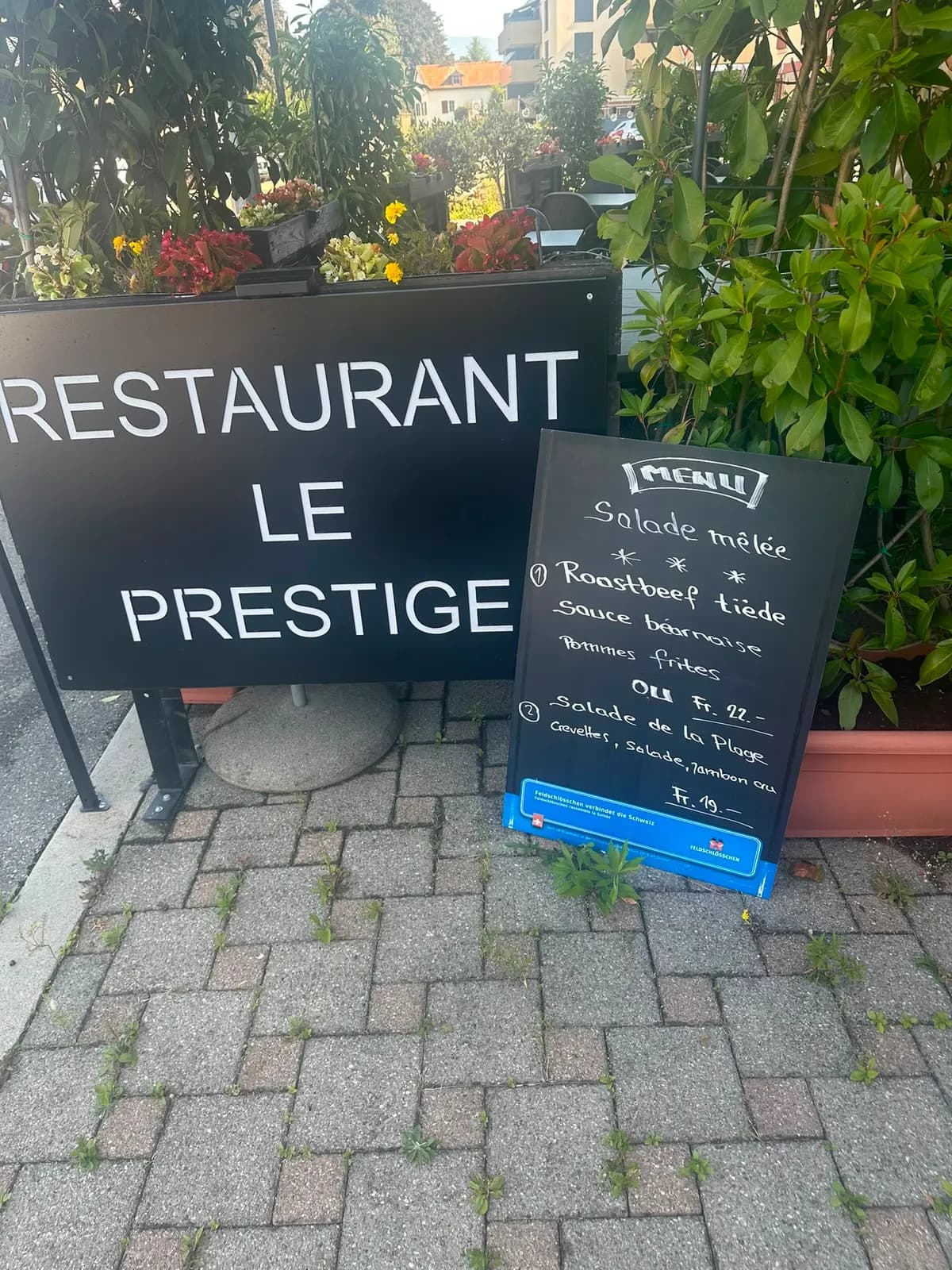 Die Tafel mit dem Tagesmenü, mit Kreide geschrieben, vor dem Eingang