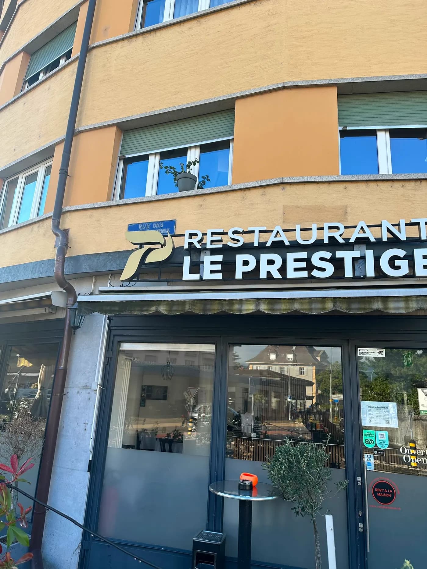 Das Schild «Restaurant Le Prestige» über dem Eingang, bei Tag