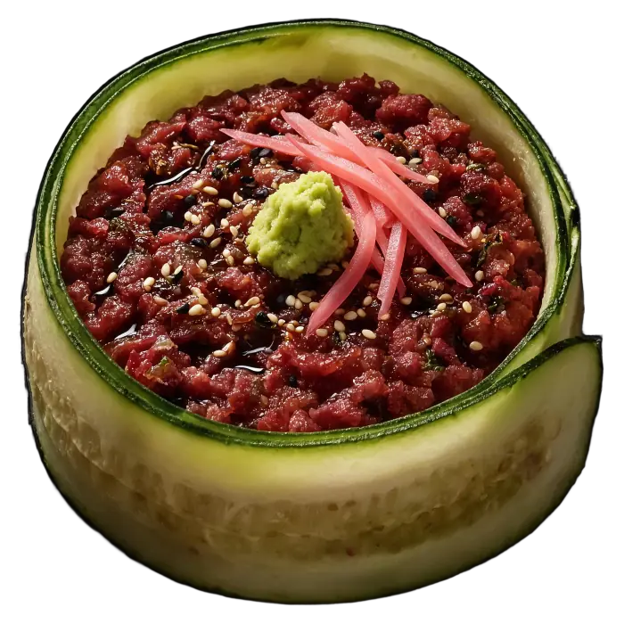 Tartare japonais, dressage composé d'après le tartare de la maison : bœuf, soja, gingembre, wasabi, sésame, saké