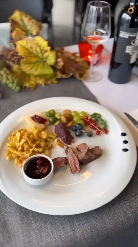 Le dressage d'une assiette de chasse : médaillons de gibier, spätzli, fruits d'automne et sauce